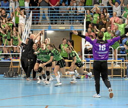 Las jugadoras del Beti Onak, con la portera Luzuriaga en primer plano, celebran la victoria.