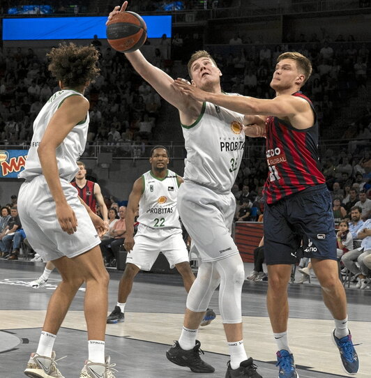 La maraña del Joventut acabó ahogando a un Baskonia que siempre fue a remolque.