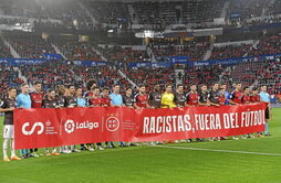 Jugadores de Osasuna y Athletic posan con la pancarta contra el racismo.