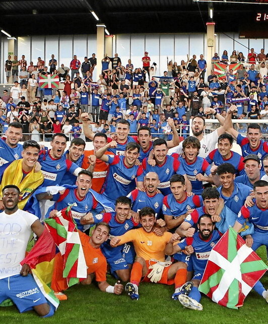 Los jugadores celebrando el ascenso.