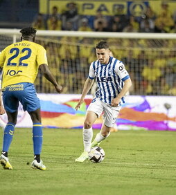 Asier Villalibre lamenta la ocasión fallada tras el empate final en Gran Canaria.