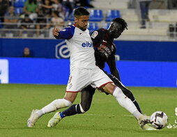 Matheus trata de llevarse el balón ante la presión de Obeng.