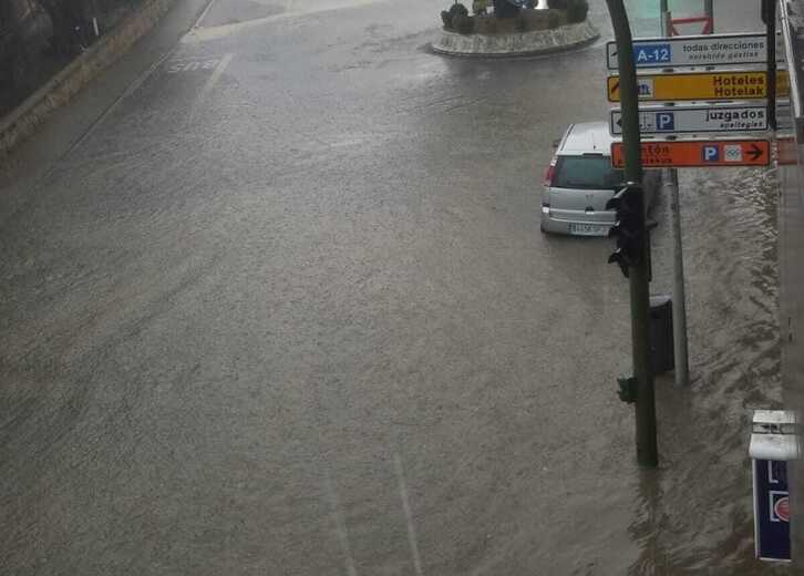 Varias zonas de Lizarra han quedado anegadas a causa de la tormenta.