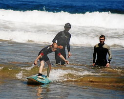 Uda sasoian surf eskolak lepo izaten dira; beraz, ez da une egokiena ikastaro bat egiteko.