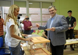 Aburto, sonriente, deposita su voto.