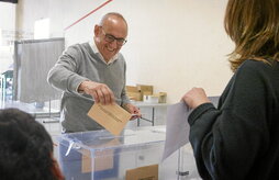 Ramiro González, candidato del PNV a la reelección, deposita su voto.