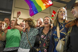 Candidatas y seguidoras de EH Bildu celebran los resultados electorales en Donostia.