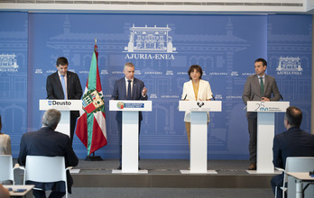 Juan José Etxeberria, Iñigo Urkullu, Eva Ferreira y Vicente Atxa, en la presentación del nuevo Plan del Sistema Universitario.