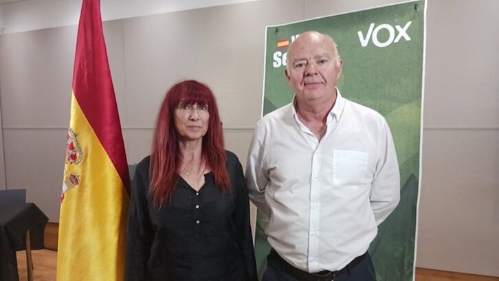 Emilio Jiménez (a la derecha), junto a Maite Nosti, son los dos electos de Vox en el Parlamento navarro.