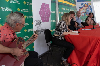 La lectura de poemas del libro acompañada de música presidió la presentación de ‘Mi nombre es el recuerdo’.