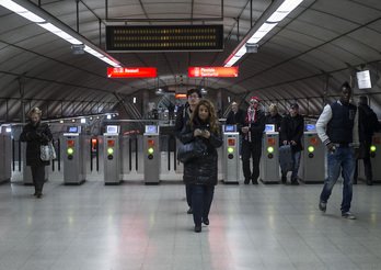 Acceso a los andenes del Metro de Bilbo.