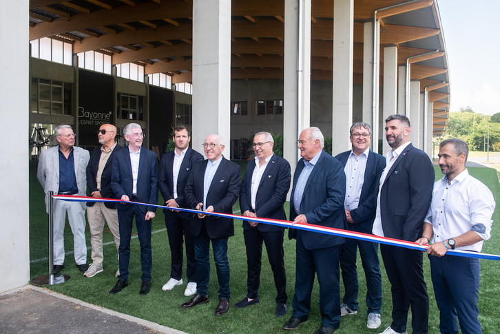Una decena de representantes masculinos en la inauguración del campus del Aviron de Baiona.