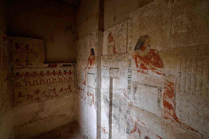 Aurkitu berri den antzinako hilobi baten hormak pinturaz apainduta daude Saqqarako nekropolian, Kairoko hegoaldean.