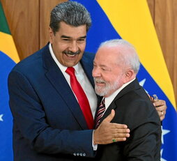 Nicolás Maduro y Lula da Silva se abrazan en el palacio de Planalto.