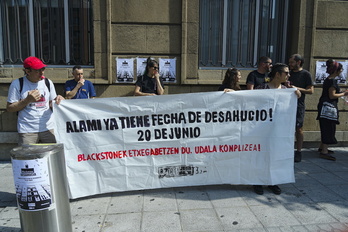 Concentración ante la sede del Área de Acción Social del Consistorio bilbaino.