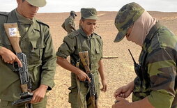 Goian, Polisarioko soldaduak, tiro entrenamendu batean, Rabouniko eskola militarretik
      gertu.
