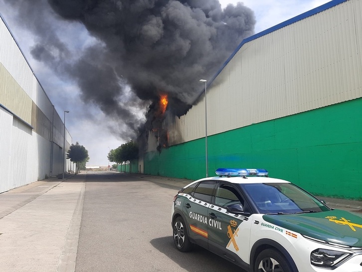 Imagen del incendio que ha obligado a los vecinos de Cintruénigo a permanecer en sus casas.