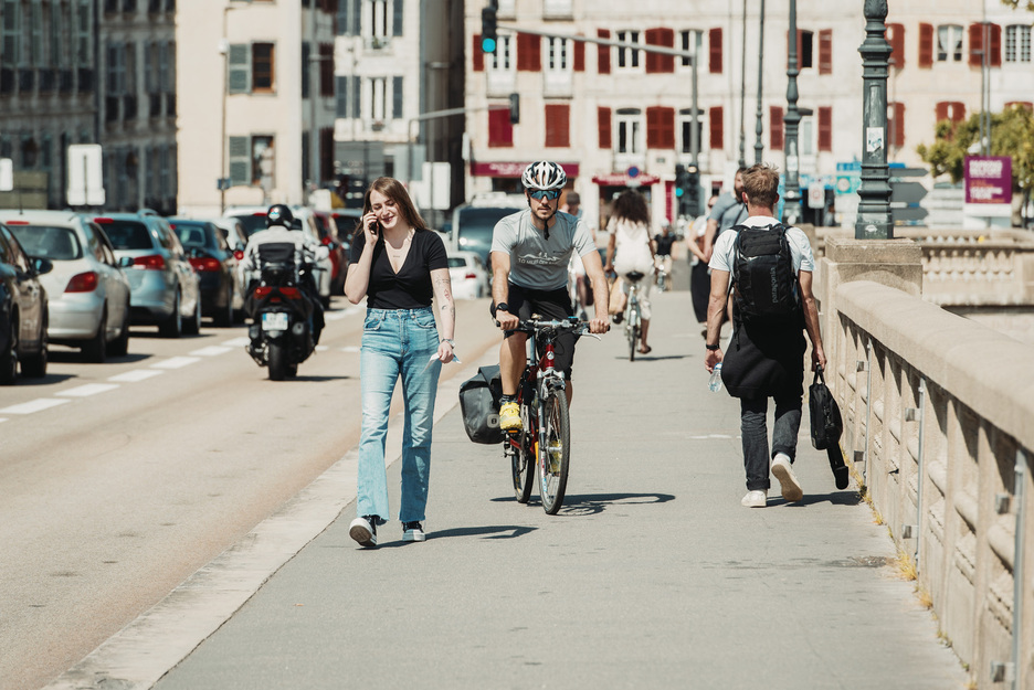 Bayonne (Pont Saint-esprit ):   En principe, un panneau indique aux deux extrémités du pont que les cyclistes et les piétons ont chacun leur passage réservé de chaque côté. Dans la réalité, les cyclistes se retrouvent au milieu du flot des piétons.