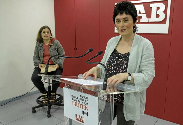 Garbiñe Aranburu explica la posición de LAB ante la mirada de Irati Tobar.