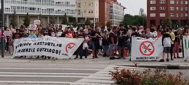 Concentración contra el recorte de profesorado en el instituto Mendialdea.