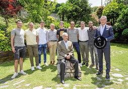 Foto de familia de la comida de campeones con la txapela que se pondrá en juego el domingo en el Bizkaia.