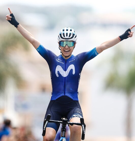 Sara Martín celebra su primera victoria UCI en Mijas.