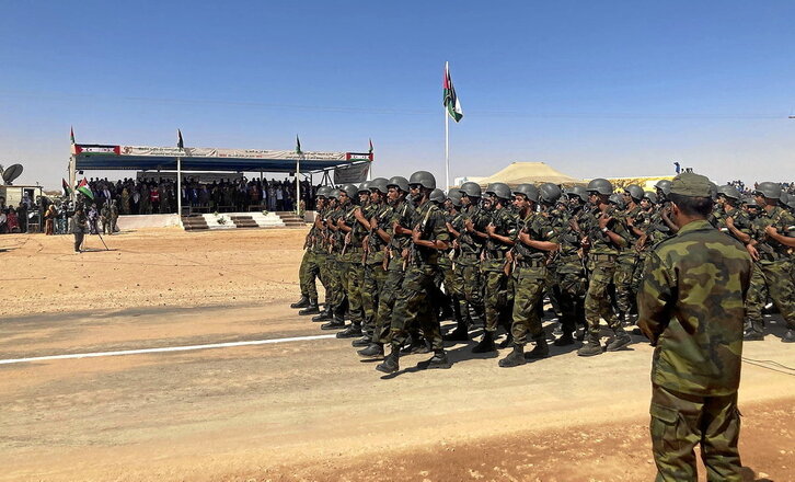 Soldados saharauis desfilan ante la tribuna de autoridades, presidida por Brahim Ghali, para conmemorar el 50 aniversario de la primera acción armada del Polisario.