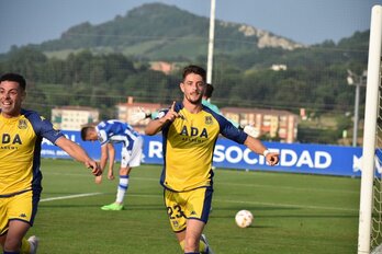 Dalmau celebra el segundo gol del Alcorcón ante la decepción de Cantero.