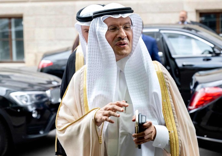El príncipe saudí Abdulaziz bin Salmán, a su llegada a la reunión.
