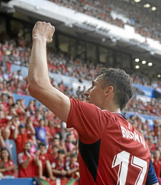 Budimir celebra con un extasiado graderío uno de sus goles que dieron el pase europeo.