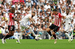 Benzema se despidió del Bernabéu marcando un gol de penalti y Courtois detuvo el lanzamiento de Vesga.