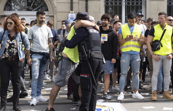 Abrazo sobre las vías del tranvía de Gasteiz. 