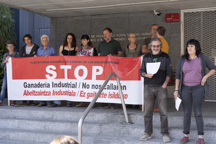 Representantes de la Plataforma Navarra contra las Macrogranjas ante la sede del Departamento de Desarrollo Rural y Medio Ambiente del Gobierno navarro.