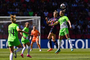 Irene Paredes Alex Poppekin borrokan, larunbatean Barcelonak eta Wolfsburgok jokatutako finalean.