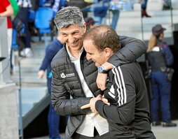 Imanol y Arrasate se saludan en Anoeta antes del derbi entre Real y Osasuna.