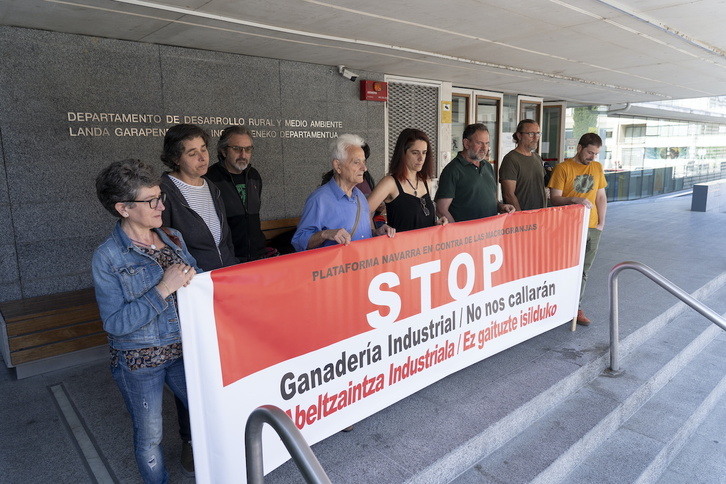 Integrantes de la Plataforma Navarra contra las Macrogranjas, ayer ante la sede del Departamento de Desarrollo Rural y Medio Ambiente del Gobierno navarro.