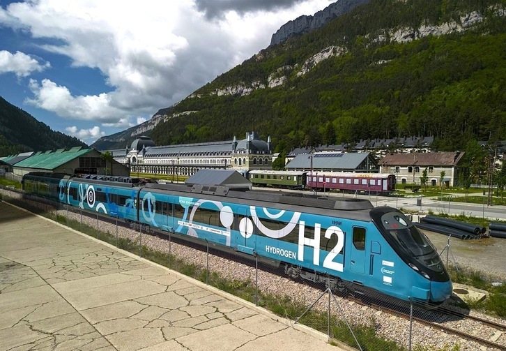 El tren de pruebas, en la estación de Canfranc (Huesca).