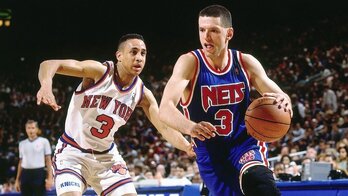 Drazen Petrovic supera a John Starks en su etapa de los New Jersey Nets.