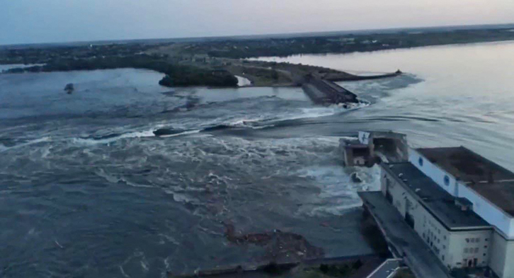  Imagen del agua desbordando la presa destruida de Kajovka.