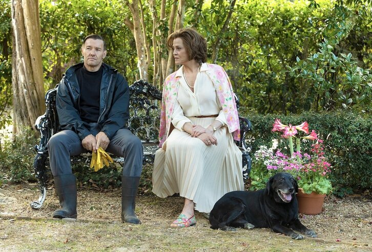 El jardinero (Joel Edgerton) y su jefa (Sigourney Weaver).