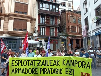Protesta en Ondarroa para denunciar lo acontencido en el barco ‘Bei Euskal Herria’.