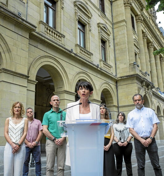 Maddalen Iriartek Gipuzkoako EH Bilduko ahaldunekin egindako agerraldia, Donostian.