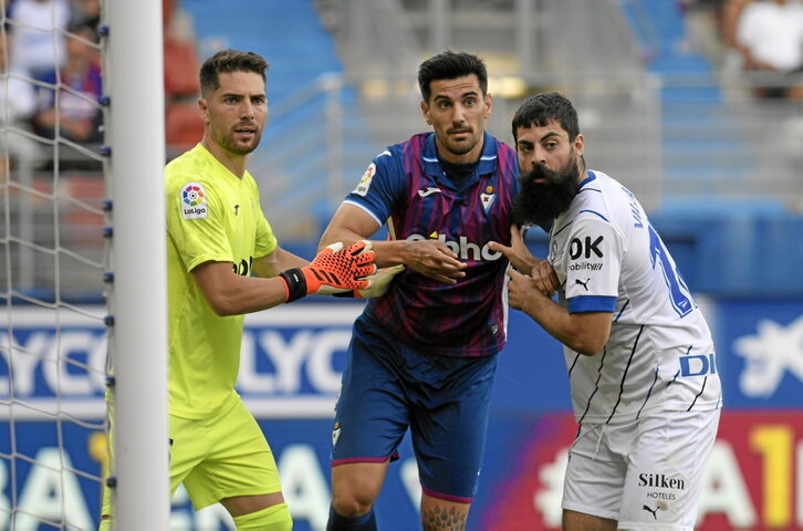 Luca, Chema, que puede tener plaza en el once armero, y Villalibre, aguardan el balón en el área.