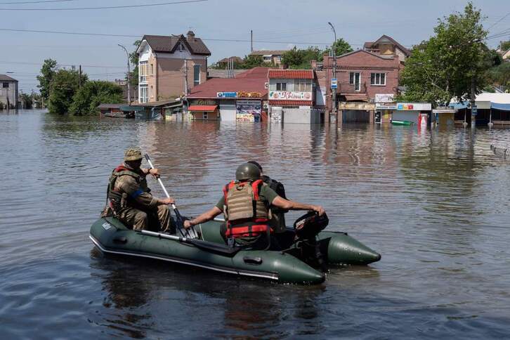 Fuerzas ucranianas trasladan a habitantes de Jerson entre calles inundadas.
