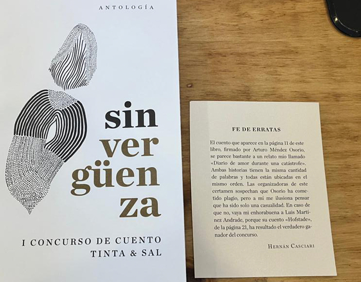 El libro en el que se publicó el cuento plagiado y la peculiar fe de erratas del verdadero autor.