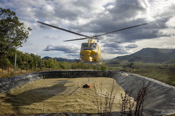 Un helicóptero del Gobierno de España carga agua para un incendio en Balmaseda.