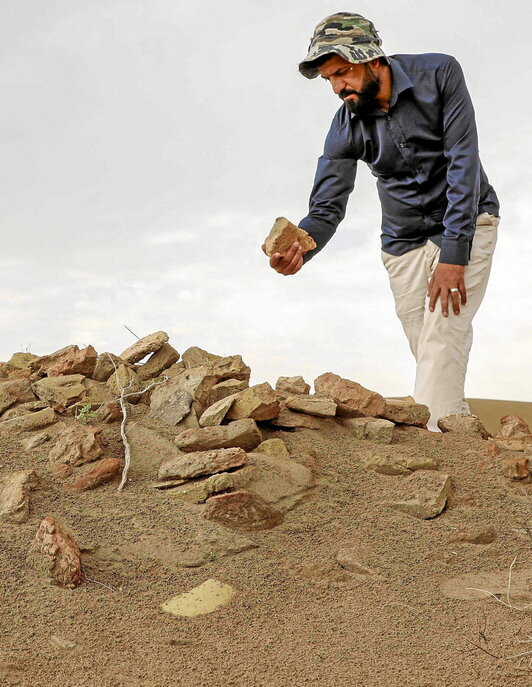 Aqeel al-Mansrawi arkeologoa Umm al-Aqarib aztarnategian, Iraken.