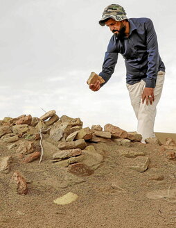 Alboko orrialdean eta lerro hauen gainean, Aqeel al-Mansrawi arkeologoa Umm al-Aqarib aztarnategian, Iraken.