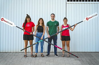 Deustu Arraun Taldearen instalazioetan egin du  hitzordua GAUR8k, ezkerretik hasita Jone Oliban, June Furundarena, Jon Mikel Dominguez eta Usune Elizondorekin.