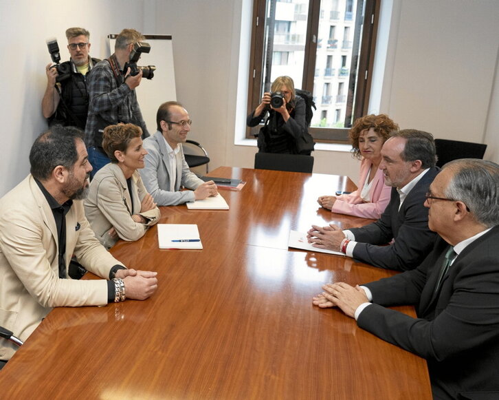 Encuentro entre Chivite y Esparza, ayer en el Parlamento.